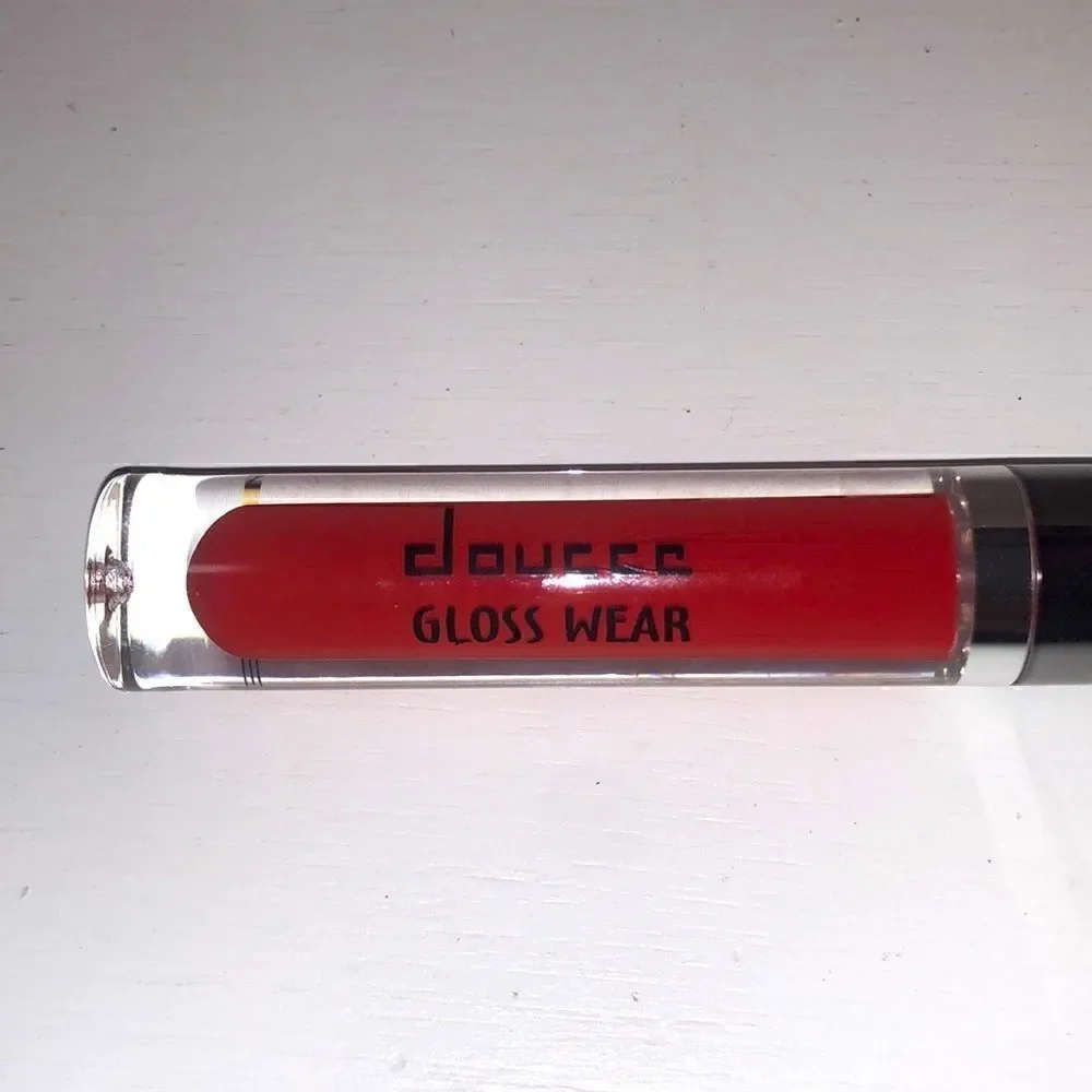 New in box Doucce Gloss wear shiny lip gloss in Color 770 dark coral